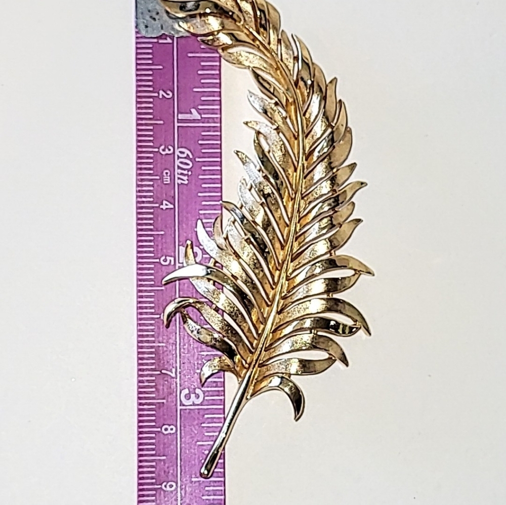 CROWN TRIFARI GOLDEN LEAF or FEATHER BROOCH - 3 1/2" LONG - Picture 4 of 5